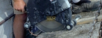 Алмазная резка ручной стенорезной машиной KERN SM-410 с направляющей шиной